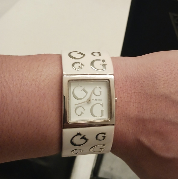 Guess Laquer Watch ⌚️ 😍😍 - Picture 3 of 8